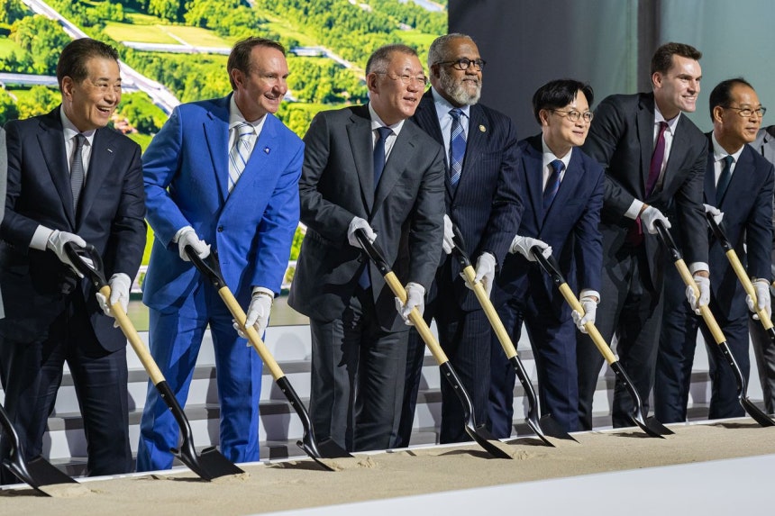  米ルイジアナ州ドナルドソンビルで4日に現代製鉄・ポスコルイジアナ製鉄所の起工式が開かれた。左からポスコグループの張仁和会長、ルイジアナ州のランドリー知事、現代自動車グループの鄭義宣会長、カーター米連邦下院議員、産業通商部の金正官長官、キミット米商務次官、現代製鉄の李輔竜社長がくわを入れている。［写真 現代製鉄］