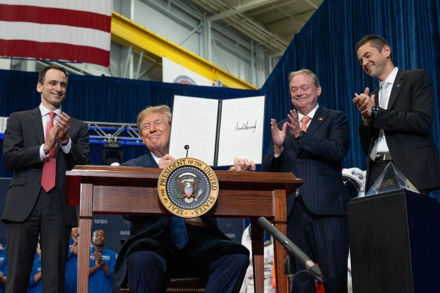 NASAで宇宙士官学校の設立に関する大統領令に署名したトランプ米大統領 ［NASA提供］