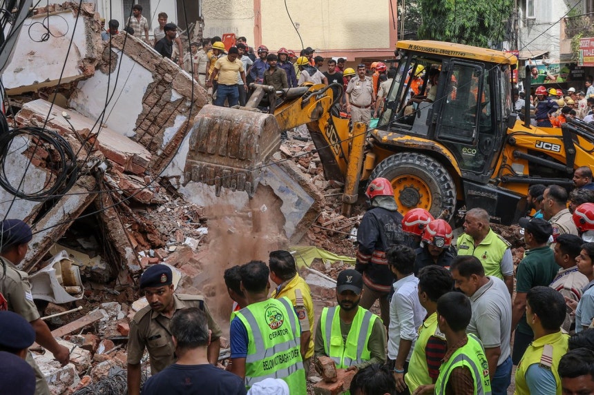 6日、インド・ニューデリーのサティヤニケタンで、救助隊員が倒壊した5階建て建物の現場で作業を行っている。EPA＝聯合ニュース