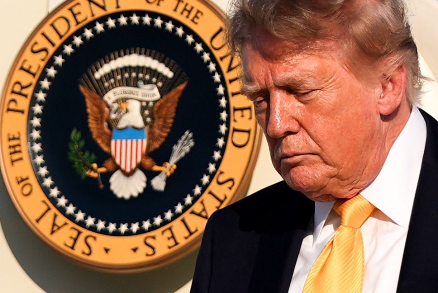 4日（現地時間）、米ニュージャージー州のモリスタウン空港で、ドナルド・トランプ大統領が大統領専用機から降りている。AP＝聯合ニュース