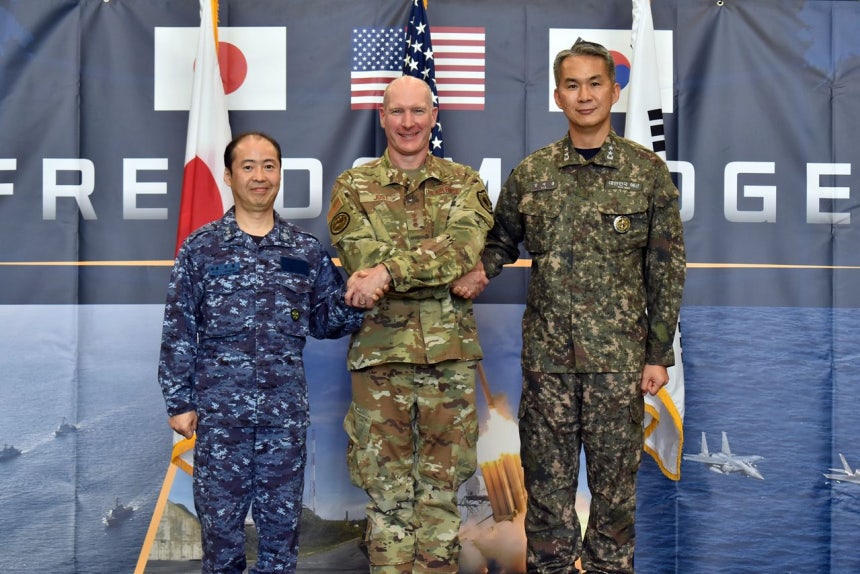 韓国軍合同参謀本部のキム・ジフン少将（右から）、在日米軍司令官スティーブン・ジョスト中将、日本統合幕僚監部の石巻義康海将が7日、日本横田基地の在日米軍司令部で開かれた「2026年フリーダム・エッジ訓練」の開会式で手を握り合っている。［合同参謀本部提供、ニュース1］
