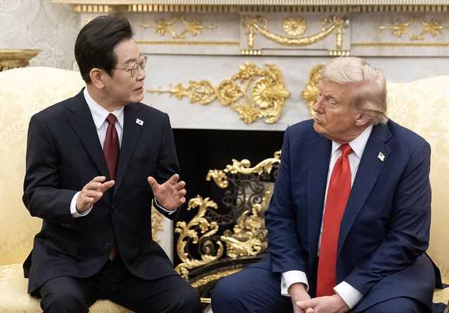  李在明大統領とトランプ米大統領が昨年8月25日にホワイトハウスで会談している。カン・ユシル報道官は共同合意文が必要ないほど協議がうまくいった会談だと伝えた。［写真 聯合ニュース］