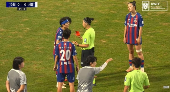   主審のセクハラ発言に強く抗議している池笑然。［写真 韓国女子サッカー連盟YouTube キャプチャー］