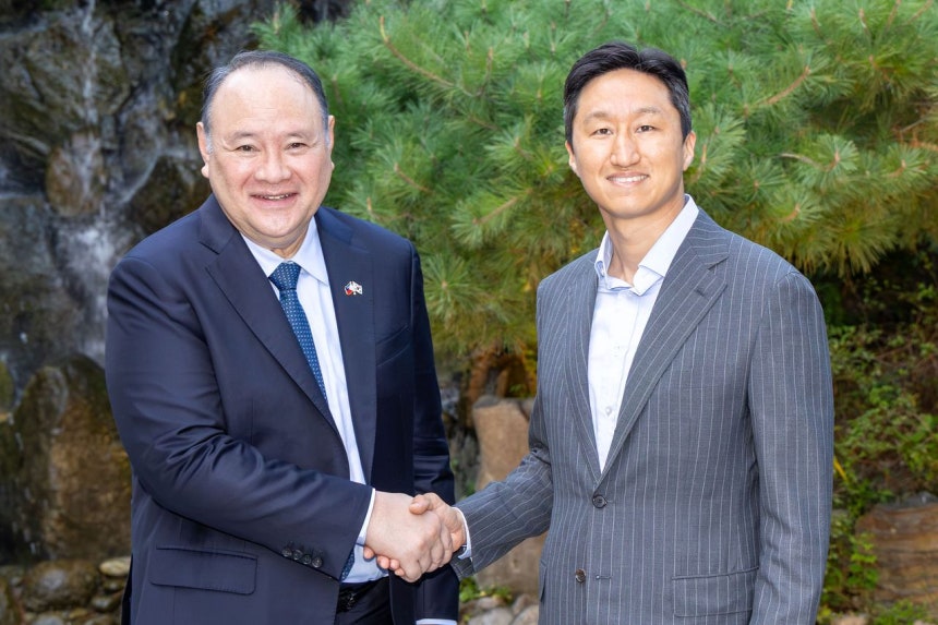 HD現代の鄭基宣（チョン・ギソン）会長（右）が7日、訪韓したフィリピンのテオドロ国防相と会い、防衛産業協力の拡大について協議した。 ［写真 HD現代］