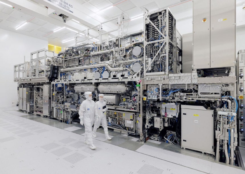 ASML研究陣がクリーンルームに設置された次世代露光装置「High－NA EUV」を点検している。［写真 ASML］