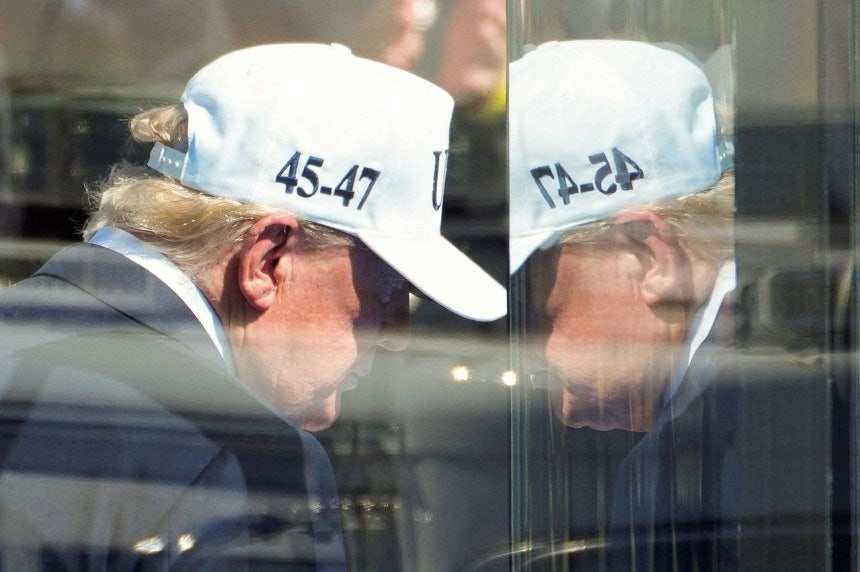 トランプ米大統領が8日にワシントンで開かれた行事で演説を終え退場している。［写真 ロイター＝聯合ニュース］