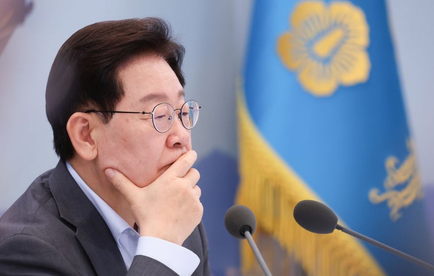 韓国の李在明（イ・ジェミョン）大統領が8月5日、青瓦台（チョンワデ、大統領府）迎賓館で開かれた業務報告で考え込んでいる。ニュース1