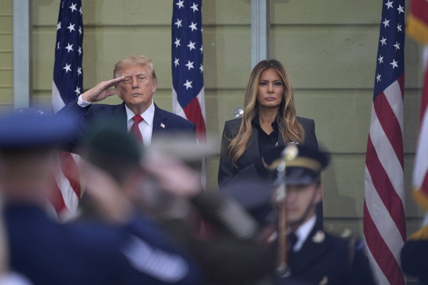 11日（現地時間）、米ワシントンDCのペンタゴンで開かれた9・11テロ25年追悼式に出席したトランプ米大統領とメラニア夫人 ［AP＝聯合ニュース］