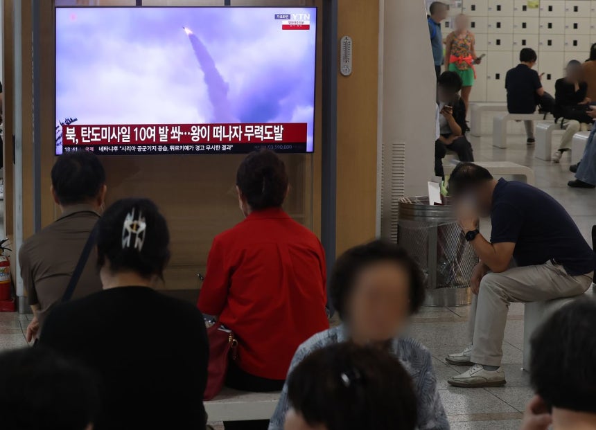 北朝鮮が短距離弾道ミサイル約10発を一斉に発射した先月20日、ソウル駅で関連ニュースが流れている。［聯合ニュース］