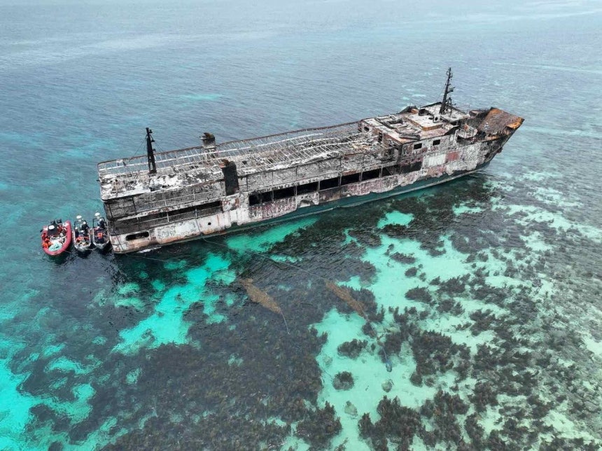 11日（現地時間）、フィリピン・パラワン島沖で、救助隊員が火災で焼けた旅客船「MVジューン・アスター号」の船内に入っている。［ロイター＝聯合ニュース］