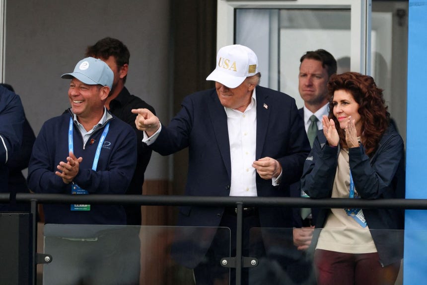 ドナルド・トランプ米大統領が12日（現地時間）、アイルランドのトランプ・インターナショナル・ゴルフリンクスで開かれた「アイルランド・オープン」ゴルフ大会に出席し、試合を観戦している。トランプ大統領はこの日、サウジアラビアの陸上原油輸送パイプラインが攻撃されたことについて、背後にイランがいると指摘しながらも「すべてうまくいく」と述べ、特に対策を示さなかった。ロイター＝聯合ニュース