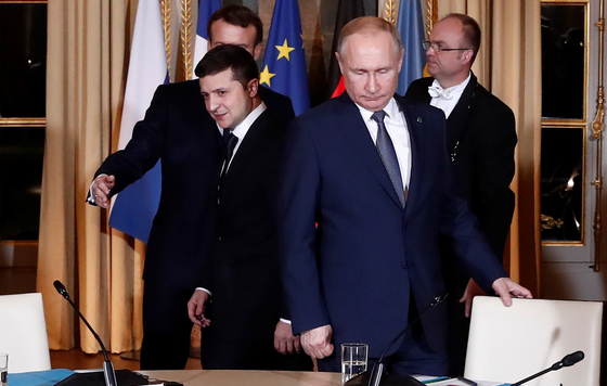2019年12月9日、フランスのマクロン大統領（後方）とロシアのプーチン大統領（右）、ウクライナのゼレンスキー大統領（左）がパリのエリゼ宮で開かれた会談に出席した。この会談でプーチン大統領はウクライナとの和解局面を完全に覆して過去の状況に戻した。［EPA＝聯合ニュース］