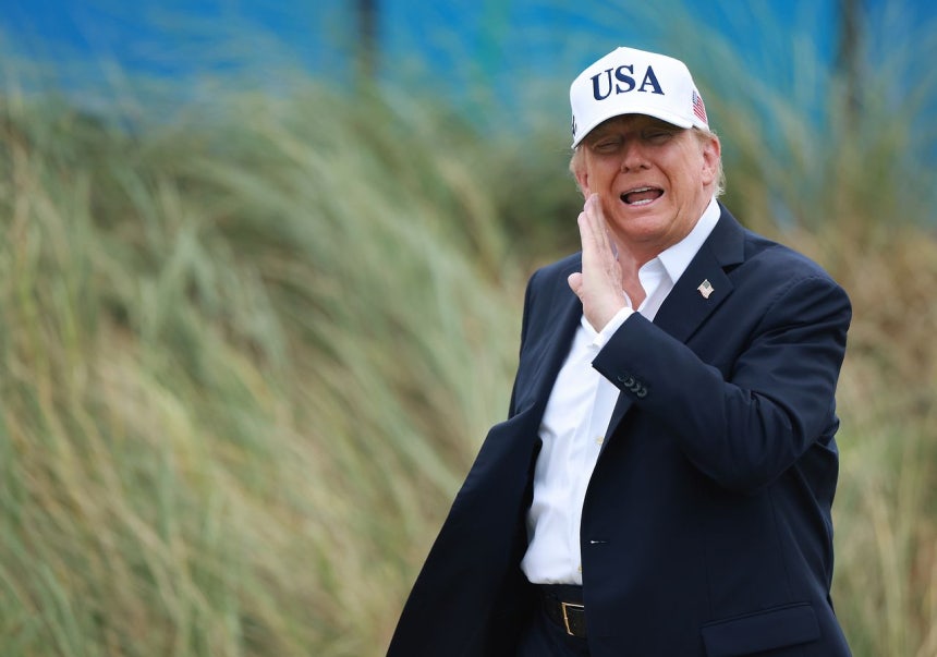 13日、アイルランドのドンベッグにあるトランプ・インターナショナル・ゴルフ・リンクス・アンド・ホテルを訪問したトランプ米大統領。［写真 EPA＝聯合ニュース］