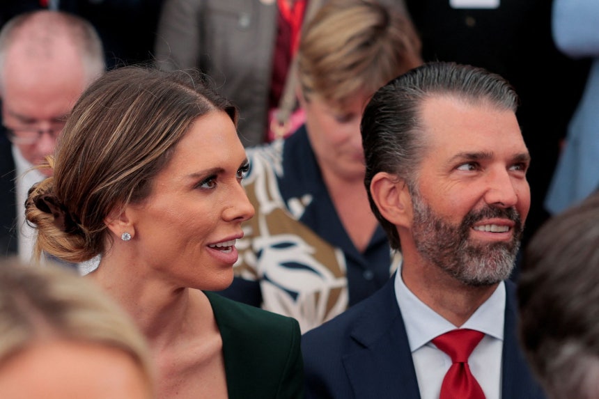 ドナルド・トランプ・ジュニア氏（右）と配偶者ベティナ・アンダーソン氏が12日（現地時間）、アイルランド・ダブリンの米国大使公邸ディアフィールド・レジデンスでトランプ米大統領の演説を待ちながら座っている。［ロイター＝聯合ニュース］