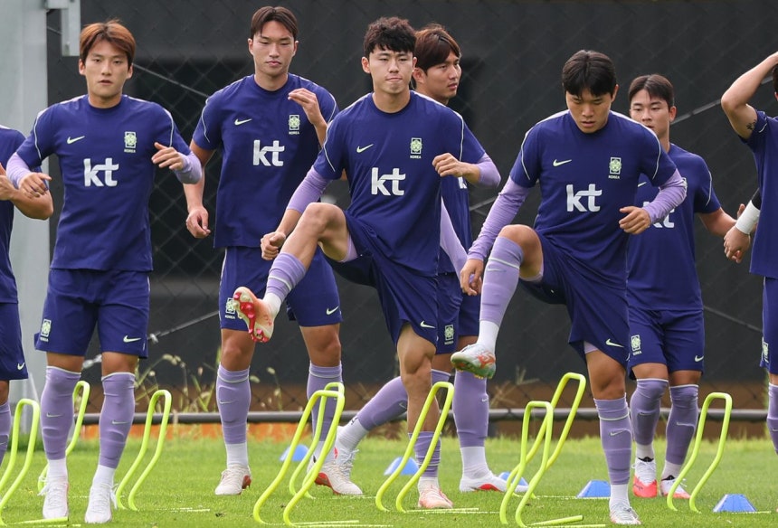 李期奕（イ・ギヒョク、真ん中）ら2026愛知・名古屋アジア競技大会サッカー代表の選手らが1日、天安コリアフットボールパークで練習している。 ［ニュース1］