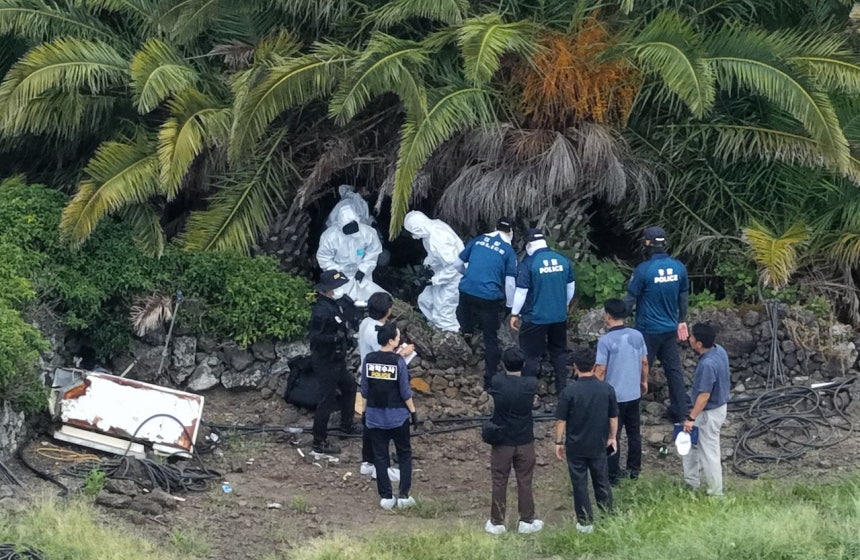 先月24日、警察が済州市翰林邑水源里のヤシ農園で、数カ月前から行方不明になっていたチャン・ミランさんの遺体を発見し、現場検証を行っている。［聯合ニュース］