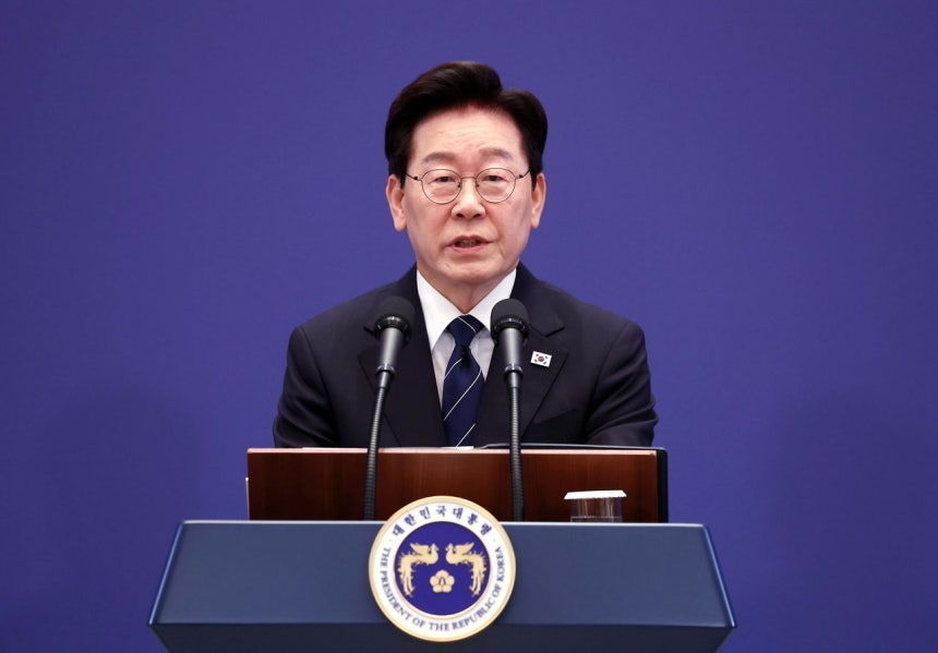 18日午前、青瓦台迎賓館で開かれた記者会見で発言する李在明大統領 ［青瓦台写真記者団］