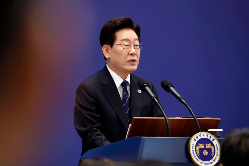韓国の李在明（イ・ジェミョン）大統領が18日午前、青瓦台（チョンワデ、大統領府）迎賓館で開かれた記者会見で冒頭発言をしている。青瓦台写真記者団
