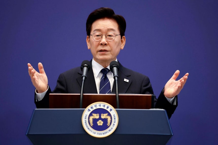18日、青瓦台（チョンワデ、韓国大統領府）の迎賓館で記者団の質問に答える李在明（イ・ジェミョン）大統領。［写真 青瓦台写真記者団］