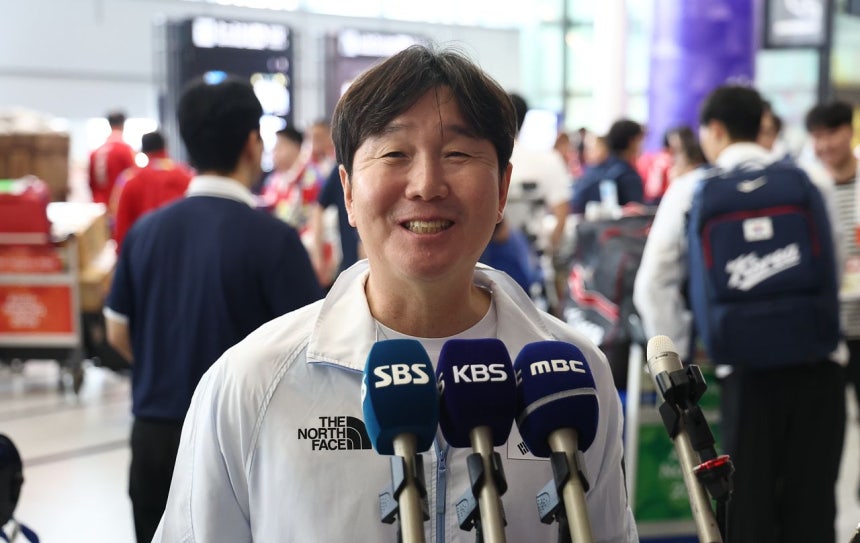 2026愛知・名古屋アジア大会の野球韓国代表、柳志炫（リュ・ジヒョン）監督が18日、日本の中部国際空港から入国し、取材陣のインタビューに応じている。聯合ニュース