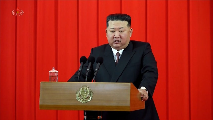 北朝鮮の金正恩国務委員長が9日に開かれた共和国創建78周年記念国旗掲揚式と中央宣誓会で祝賀演説をした。［写真　朝鮮中央テレビ画面＝聯合ニュース］