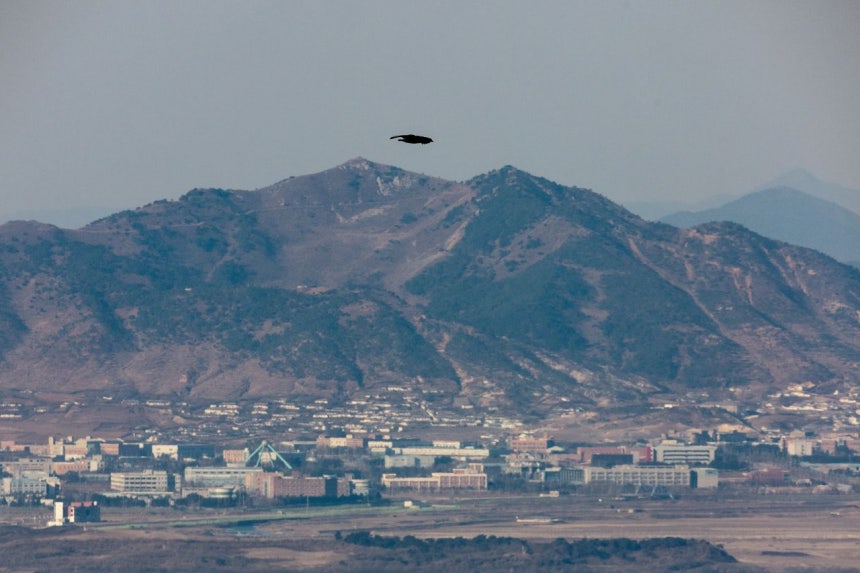 京畿道坡州市（パジュシ）の国境地域から見た非武装地帯（DMZ）上空 ［聯合ニュース］
