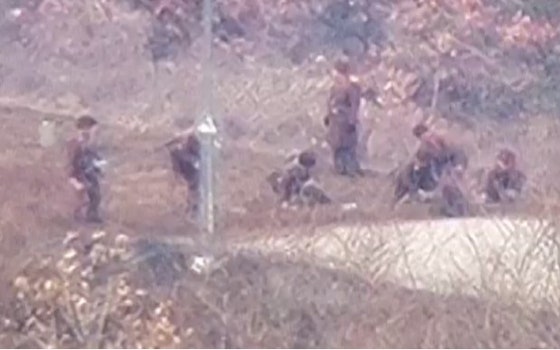韓国軍合同参謀本部は18日、北朝鮮が4月ごろから北方限界線など前線地域の数カ所に多数の兵力を投入し、警戒態勢を強化するため、草木の除去による見通しの確保、地雷の埋設、戦術道路の補強、対戦車障壁とみられる構造物の設置など、さまざまな作業を進めていると明らかにした。写真は前線地域で地雷を埋設する北朝鮮軍の様子。［合同参謀本部提供、ニュース1］