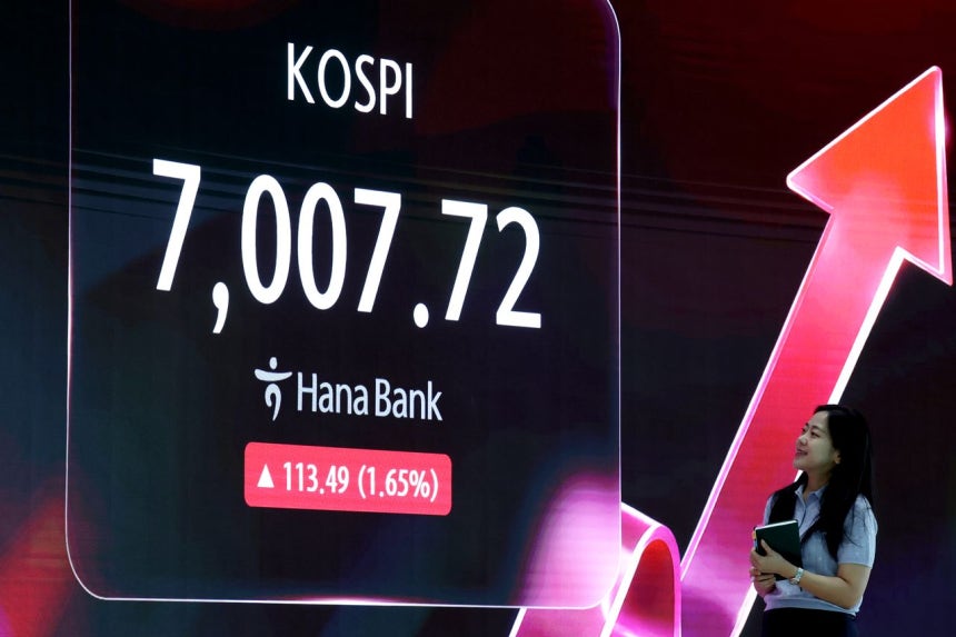 21日のKOSPIは前営業日より1．65％上がった7007．72で取引を終えた。ハナ銀行本店ディーリングルームの様子。チャン・ジニョン記者