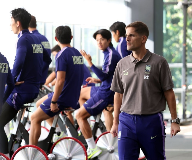 サッカー韓国代表のロベルト・モレノ新監督が初の招集トレーニングで選手を見ている。 ［聯合ニュース］