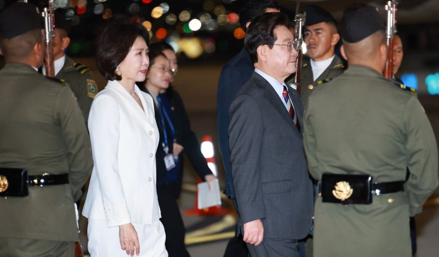 メキシコ国賓訪問の日程に入った韓国の李在明（イ・ジェミョン）大統領と金恵景（キム・ヘギョン）夫人が23日（現地時間）、フェリペ・アンヘレス国際空港に到着し、移動している。ニュース1