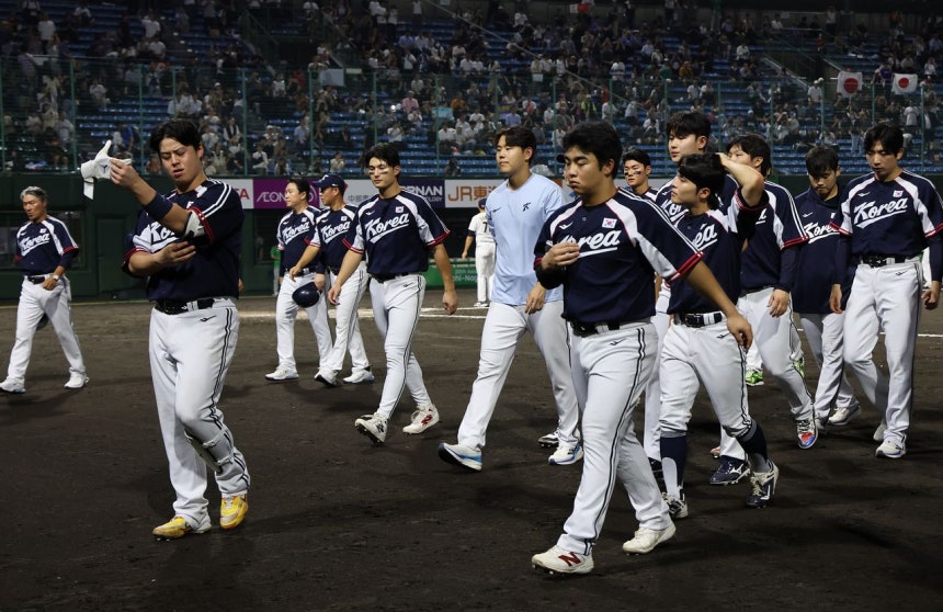 日本に完敗して沈んだ表情の韓国野球代表 ［聯合ニュース］