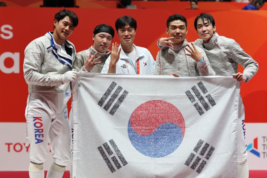 アジア大会4連覇を達成した男子サーブル韓国代表チーム。［写真 聯合ニュース］