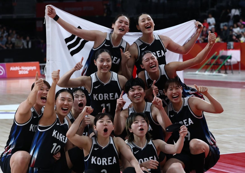 金メダルセレモニー広げる女子韓国代表チームの選手ら。［写真 聯合ニュース］