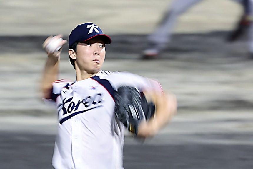 26日に行われた愛知・名古屋アジア大会野球スーパーラウンド第2戦韓国対中国の試合で韓国のチェ・ミンソクが力投している。［写真 ニュース1］