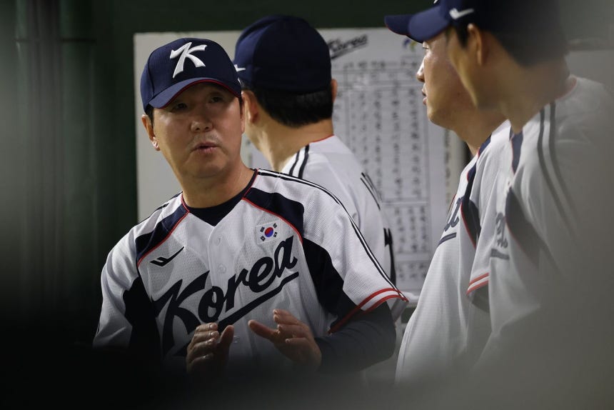 26日に行われた韓国と中国の試合。韓国のリュ・ジヒョン監督がコーチ陣と対話している。［写真 聯合ニュース］