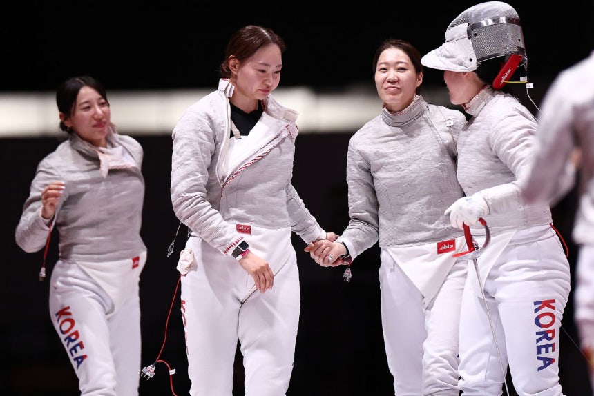8年ぶりにアジア大会の金メダルを獲得した韓国女子サーブル代表の選手 ［聯合ニュース］