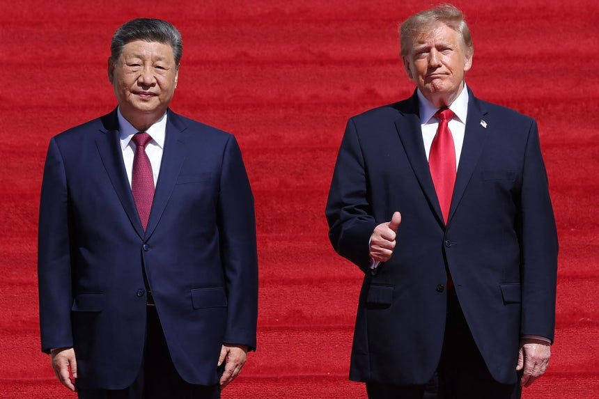 ドナルド・トランプ米大統領（右）と習近平中国国家主席が25日（現地時間）、ワシントンDCの国立公文書記録管理局を見学するため現地に到着している。AFP＝聯合ニュース