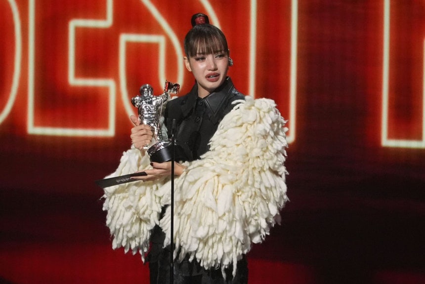 BLACKPINK（ブラックピンク）のリサが27日（現地時間）、米カリフォルニア州ロサンゼルスのピーコック・シアターで開かれた「2026 MTVビデオ・ミュージック・アワード（MTV Video Music Awards、MTV VMA）」で「Best Pop」を受賞し、感想を述べている。AP＝聯合ニュース