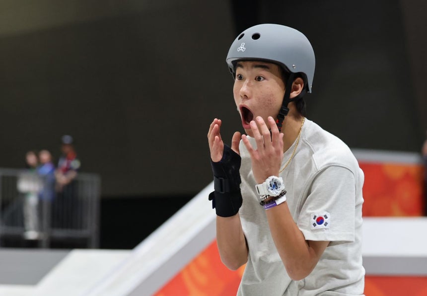 27日、愛知県常滑市の愛知スカイエキスポで行われた2026愛知・名古屋アジア大会スケートボード男子ストリート決勝に進出した韓国のカン・ジュニが「ラン」の3本目を終えて喜んでいる。［聯合ニュース］