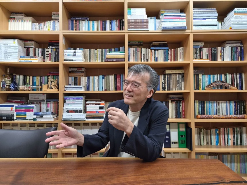 ソウル大学統一平和研究院のキム・ボムス院長が18日、統一意識調査の結果について説明している。 イ・ギュリム記者