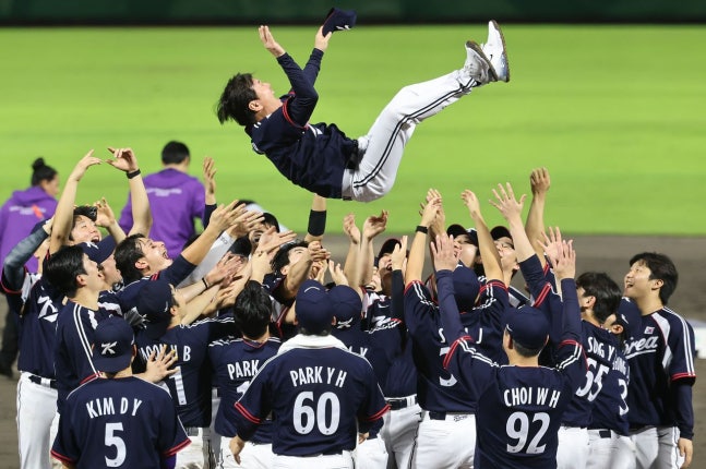 27日、愛知県豊橋市民球場で行われた2026愛知・名古屋アジア大会の野球決勝で日本に3－1で勝利し、金メダルを獲得した韓国代表の選手が柳志炫（リュ・ジヒョン）監督を胴上げしている。 ［ニュース1］