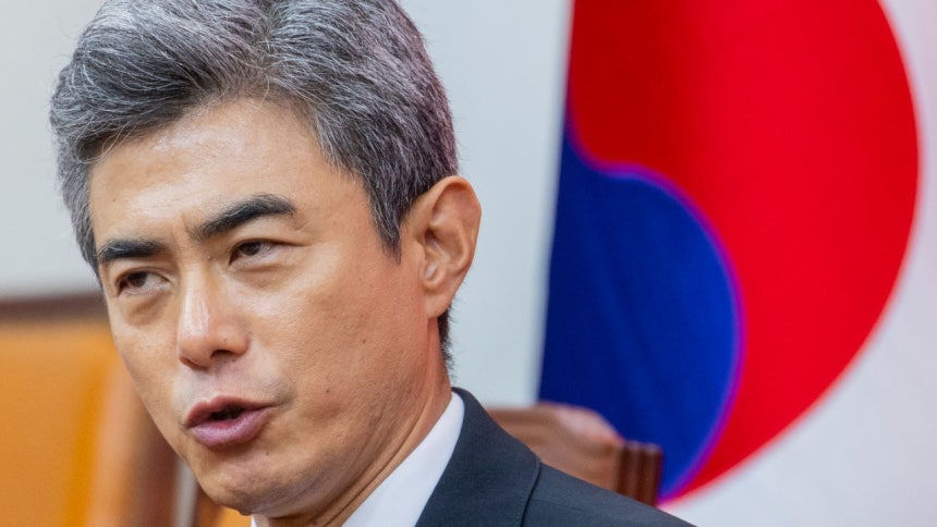 韓国の姜信哲（カン・シンチョル）国防部長官が28日、就任のあいさつのため野党「国民の力」を訪れ、張東赫（チャン・ドンヒョク）代表にあいさつしている。聯合ニュース