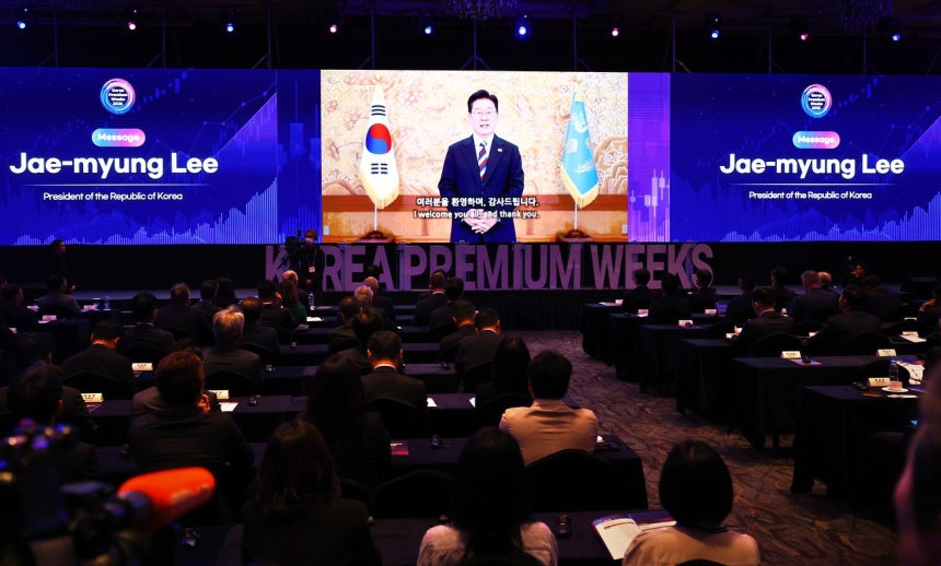 李在明大統領が28日にソウル市内のホテルで開かれたコリアプレミアムウィーク2026開幕式でビデオによるメッセージを述べている。［写真 聯合ニュース］