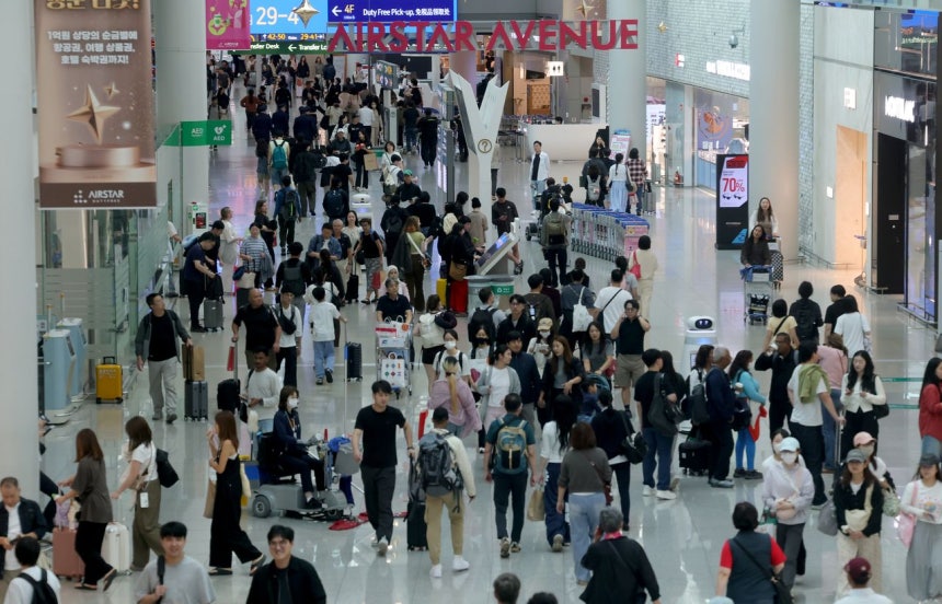 秋夕（チュソク、中秋）の連休を翌日に控えた23日午前、仁川（インチョン）国際空港第1ターミナルの免税エリアが旅行客で混雑している。今年の秋夕連休中、韓国国内の空港利用者は195万人を超えると予想されている。［ニュース1］