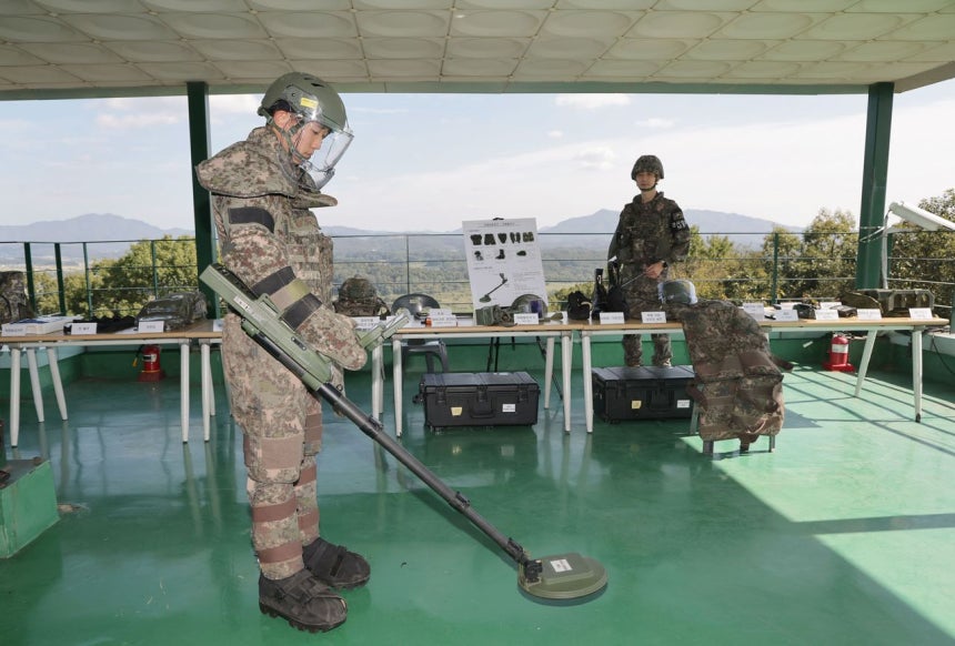 8日午後、京畿道漣川郡の陸軍第25師団飛竜展望台で軍関係者が地雷探知の実演を行っている。 ［国会写真記者団］