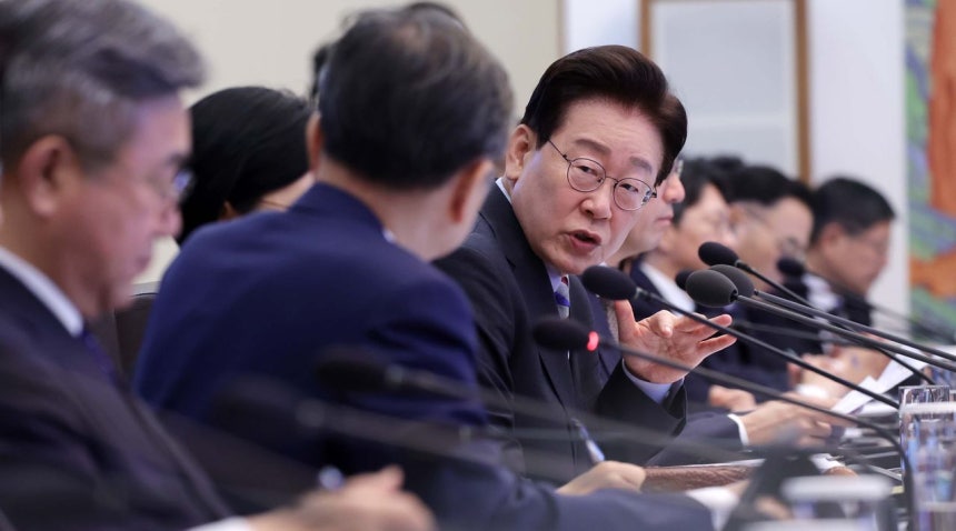 韓国の李在明（イ・ジェミョン）大統領が29日午前、青瓦台（チョンワデ、大統領府）で国務会議を主宰し、非武装地帯（DMZ）の地雷爆発事故に関連し「事件の真相に応じて必要な措置を取っていく」と述べた。［青瓦台写真記者団］