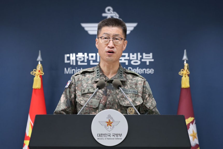 韓国合同参謀本部のカン・ヒョヌ作戦本部長が30日、ソウル竜山区（ヨンサング）の国防部で非武装地帯（DMZ）の地雷爆発に関連して立場を発表している。聯合ニュース