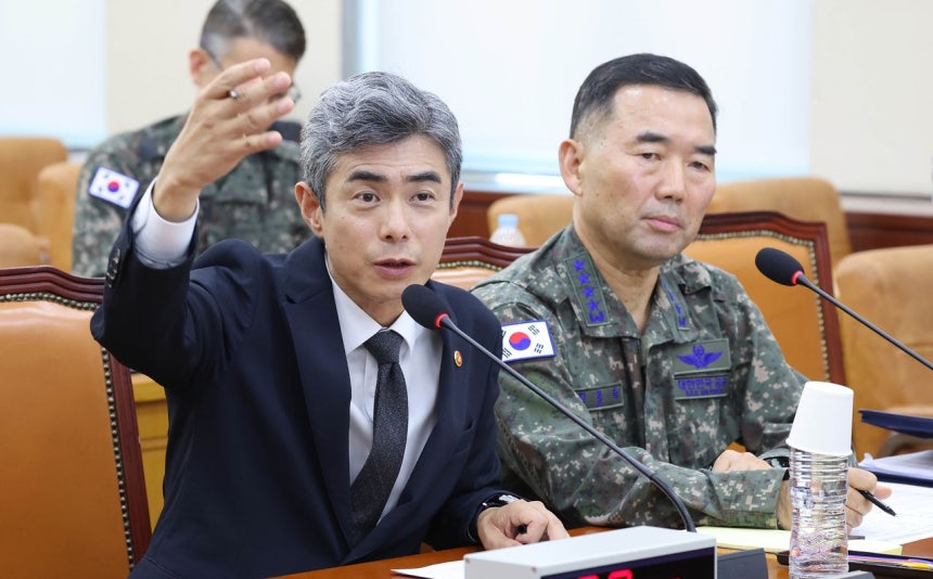 姜信哲（カン・シンチョル）国防部長官（左）が29日、国会国防委員会の全体会議で開かれた非武装地帯（DMZ）爆発事故に関する懸案質疑で、議員の質問に答えている。 イム・ヒョンドン記者