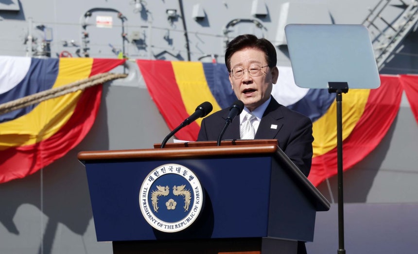 李在明大統領が30日、蔚山のHD現代重工業造船所で開かれたイージス艦の進水式で「自主国防はすなわち主権」と話した。青瓦台写真記者団