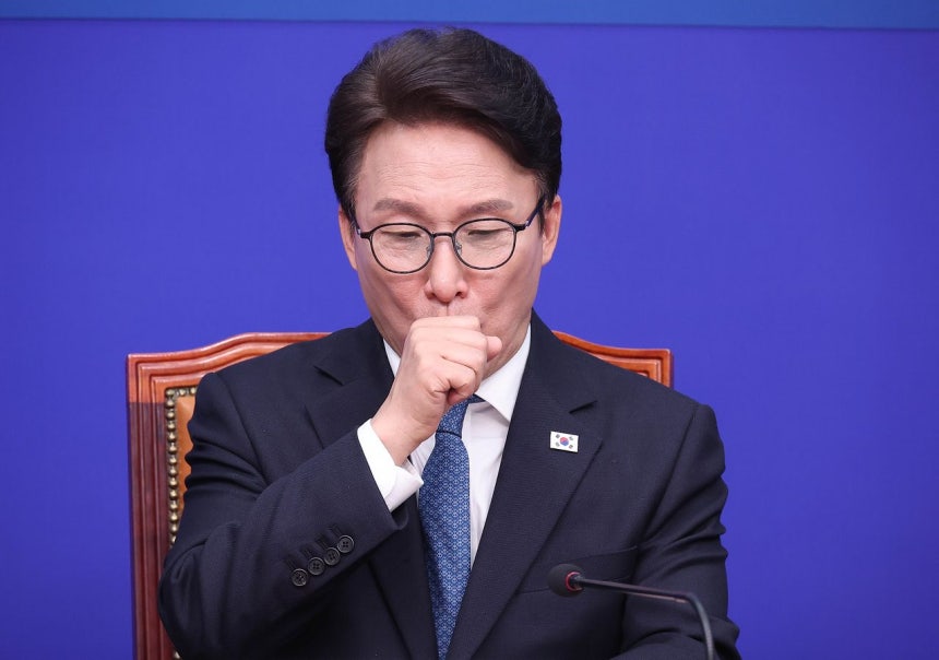 共に民主党の金民錫（キム・ミンソク）代表が30日、国会で開かれた乙支路（ウルチロ）委員会の行事に出席した。イム・ヒョンドン記者